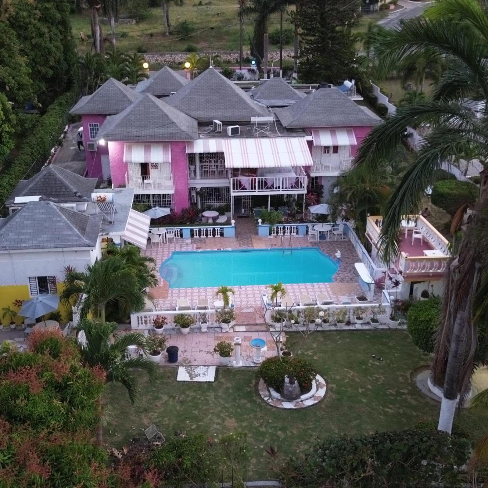 Pink Hibiscus Bed And Breakfast Бухта Монтего Экстерьер фото